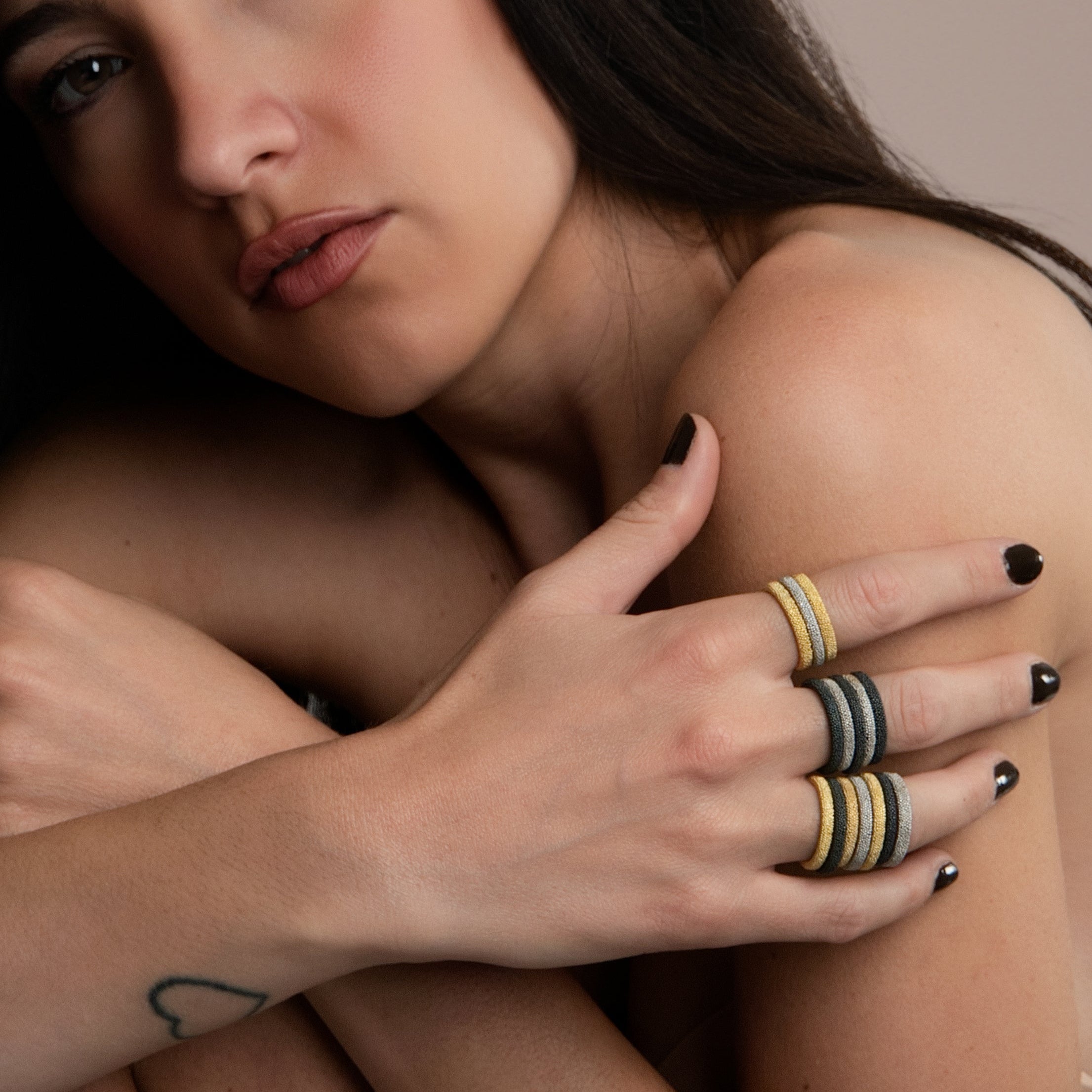 anelli-8911-indossati-lifestyle.jpg