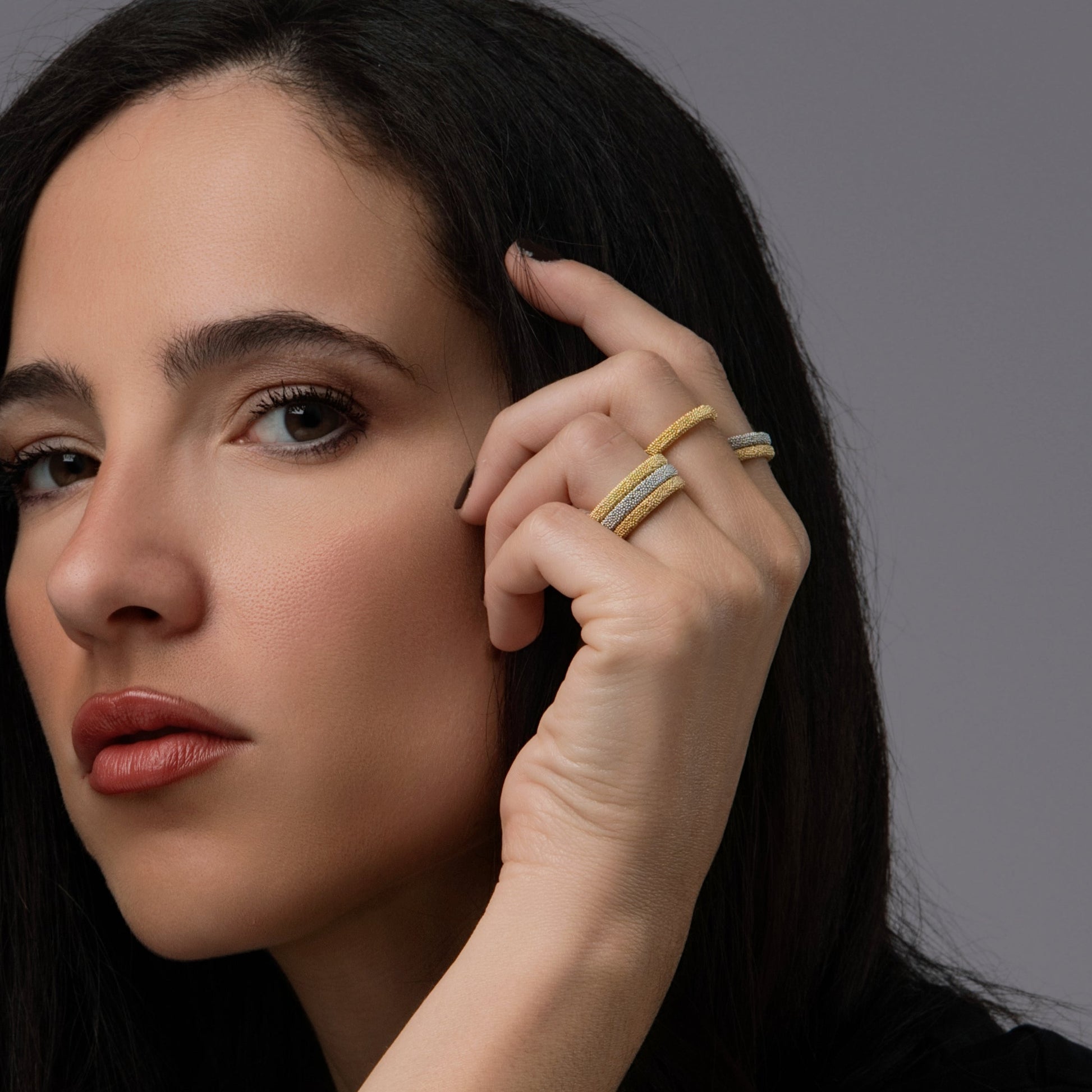 Dettaglio della finitura oro dell’anello Ciao Bella