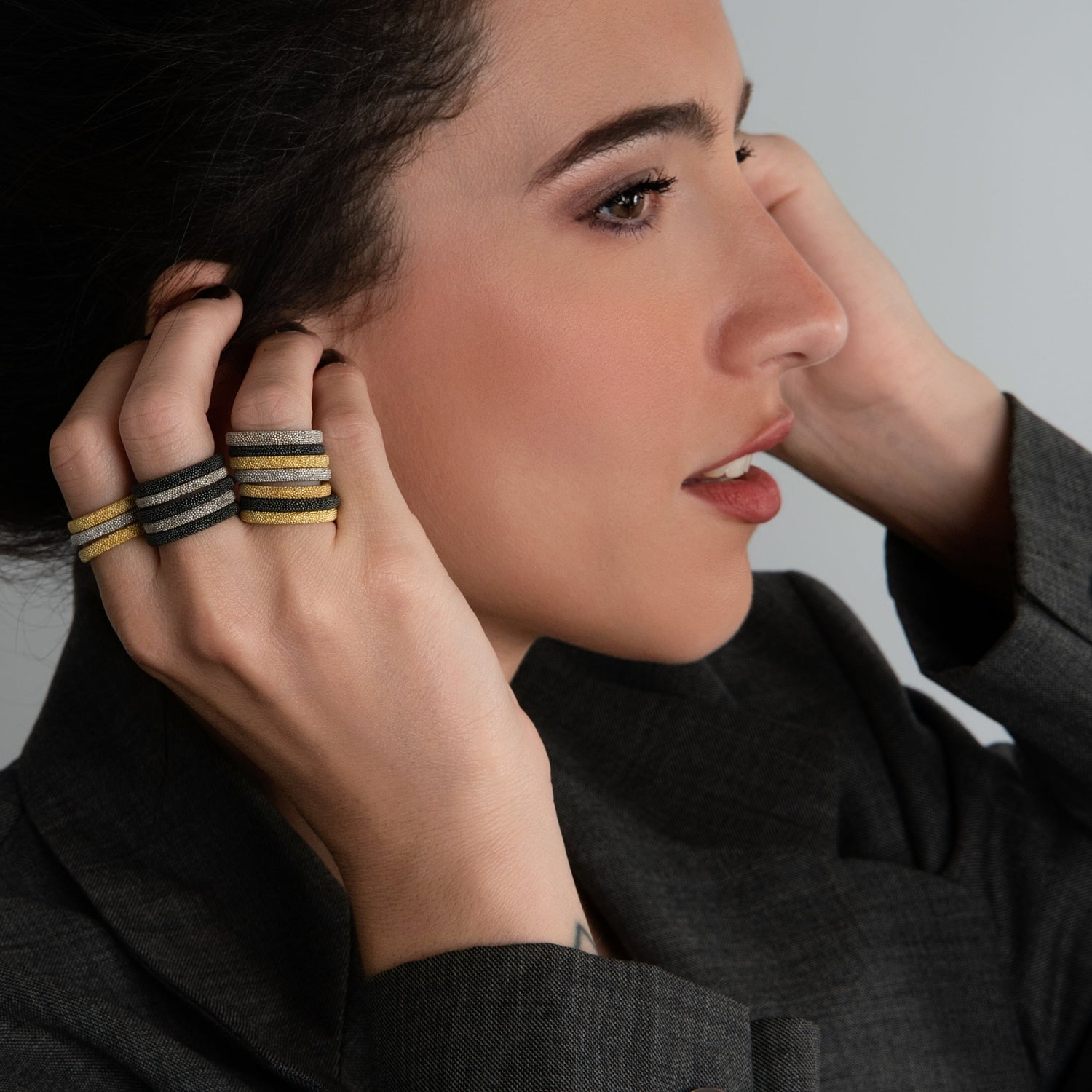 Dettaglio della texture in micro‑sfere di bronzo degli anelli 8911