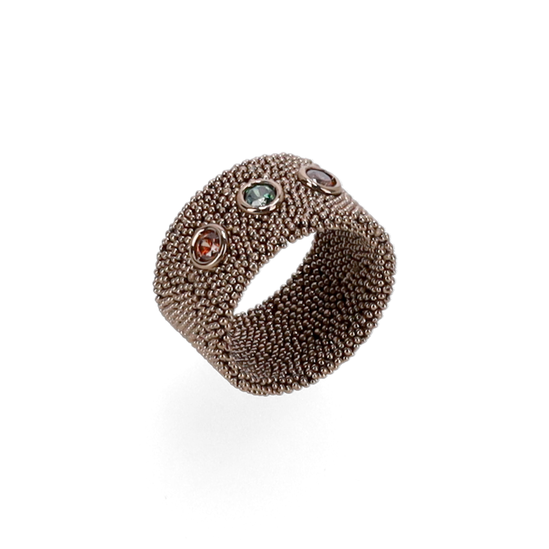 Dettaglio dell’anello Foliage, microsfere in bronzo e zirconi Green e Caramel.