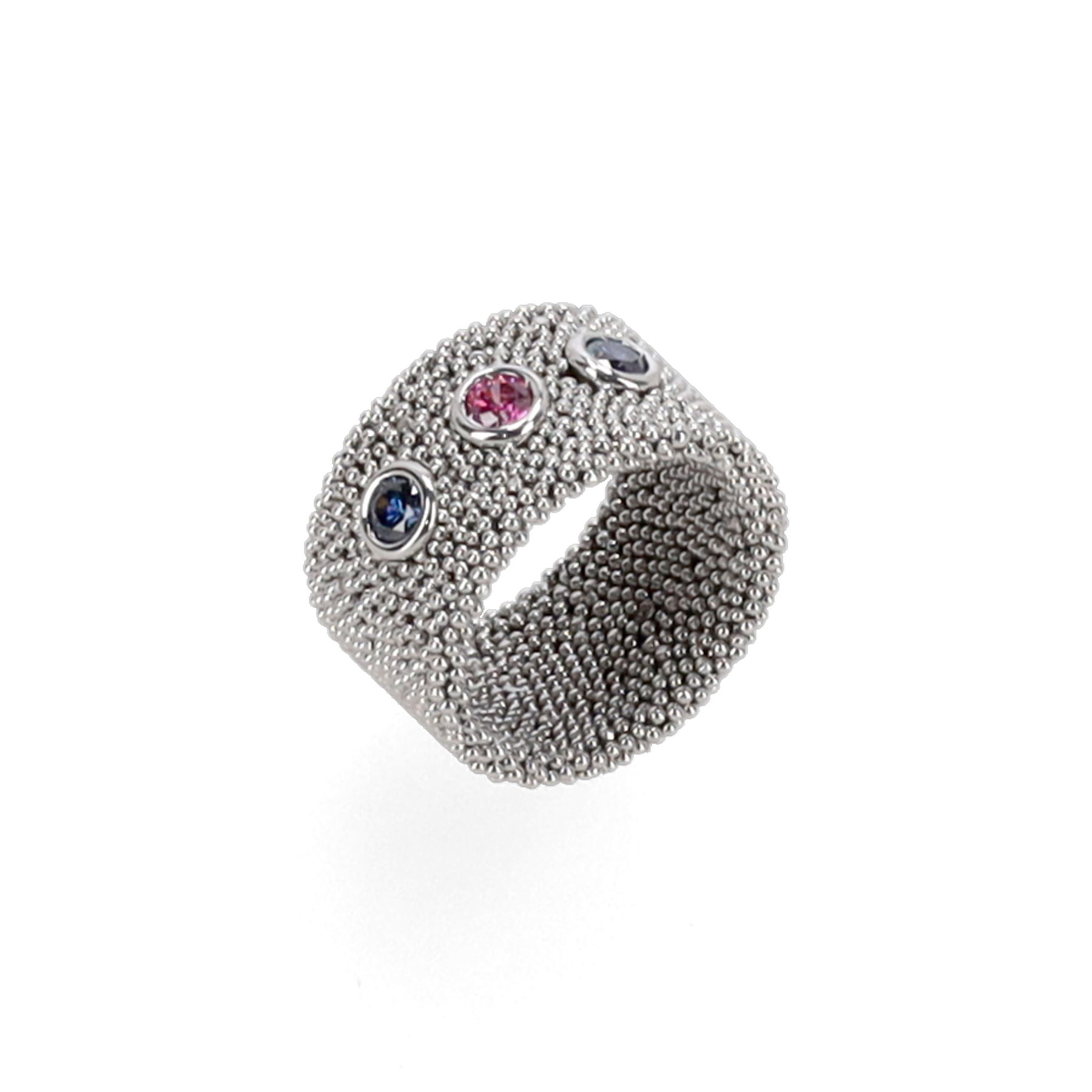 “Anello A Kiss After the Rain indossato, fascia in rodio con zirconi blue e rubellite.