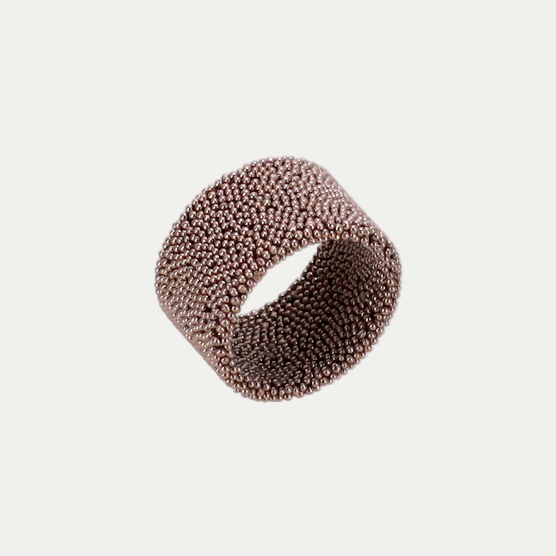 Dettaglio dell’anello Mocaccino, superficie marrone vellutata e finitura satinata.”