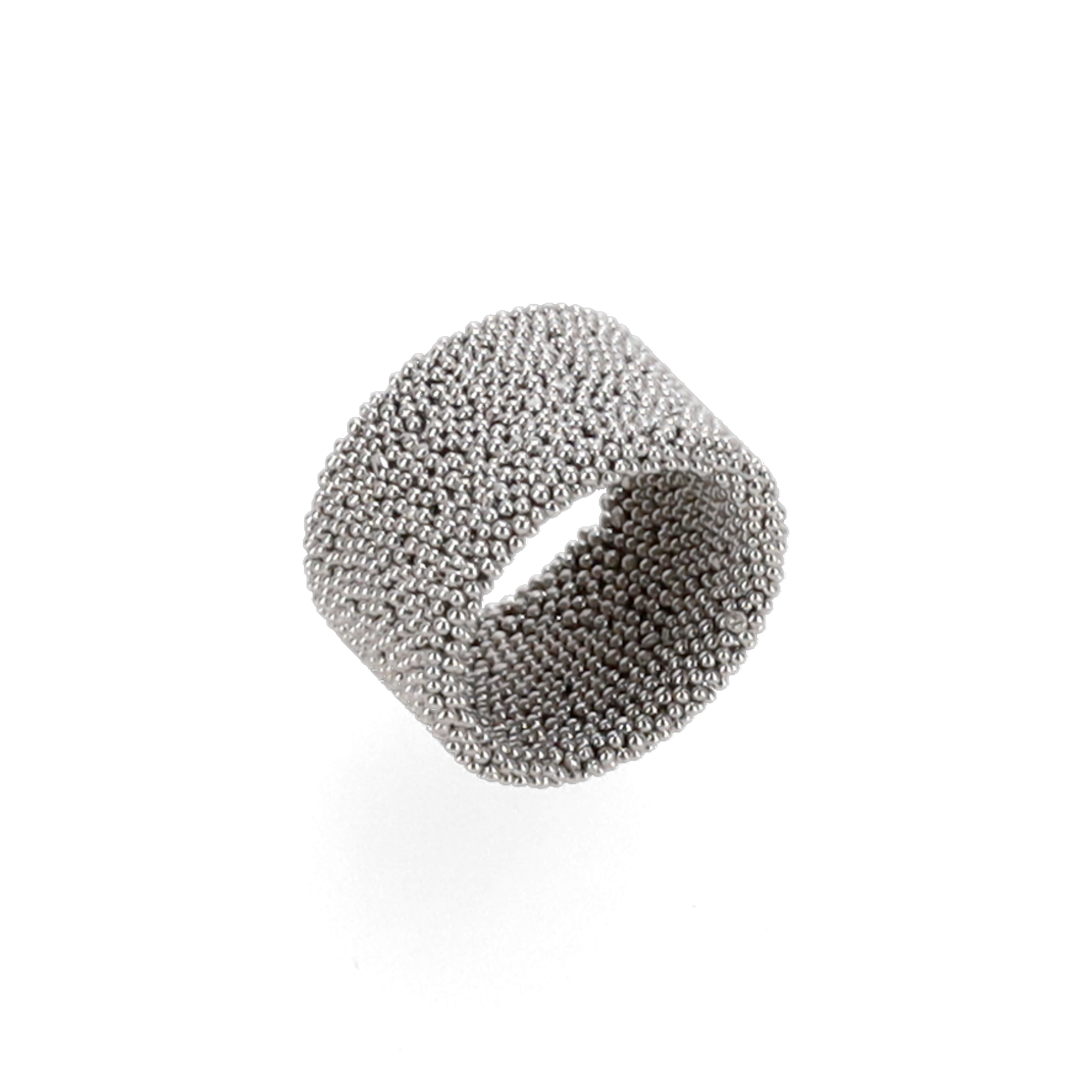Dettaglio dell’anello Moonlight, superficie in rodio lucida e riflessi brillanti.