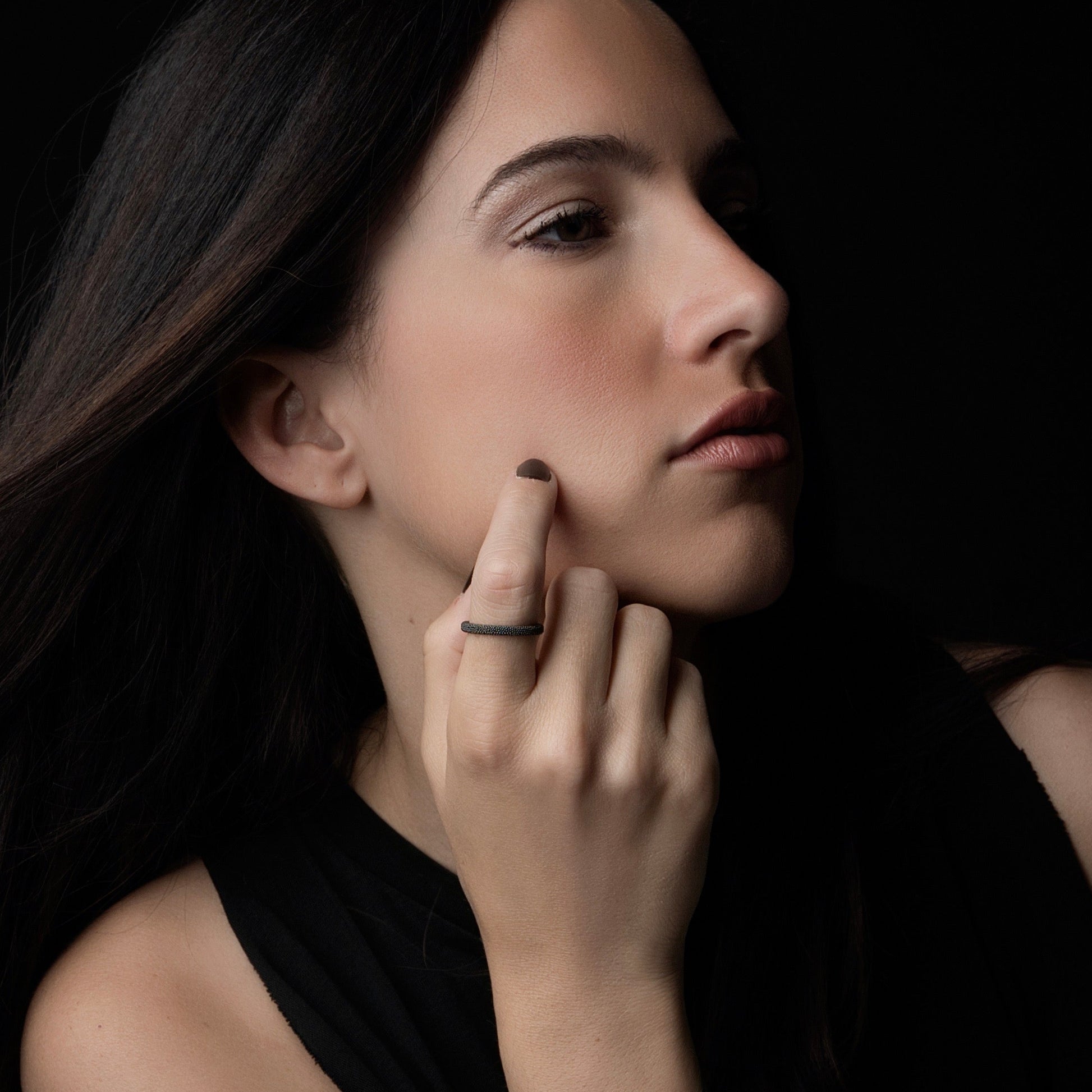 Fedina La Notte indossata, anello in bronzo con superficie materica